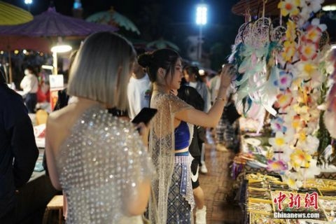 云南西双版纳:民族风情“旅拍”拉动夜市经济 云南西双版纳:民族风情“旅拍”拉动夜市经济