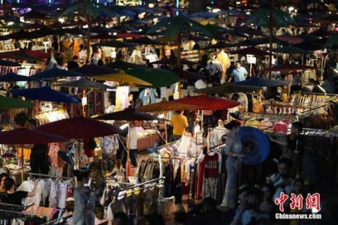 云南西双版纳:民族风情“旅拍”拉动夜市经济 云南西双版纳:民族风情“旅拍”拉动夜市经济