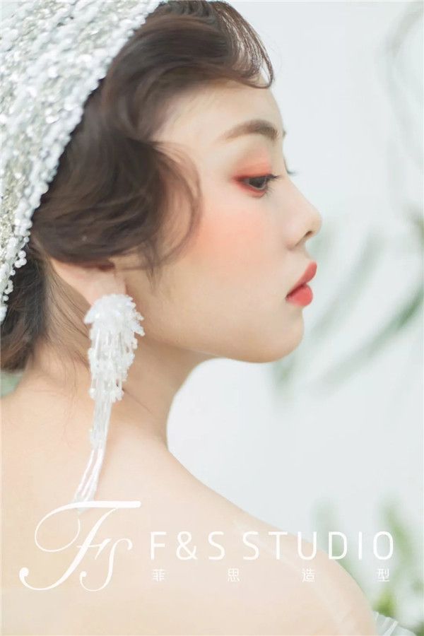 纯白森系新娘妆发造型